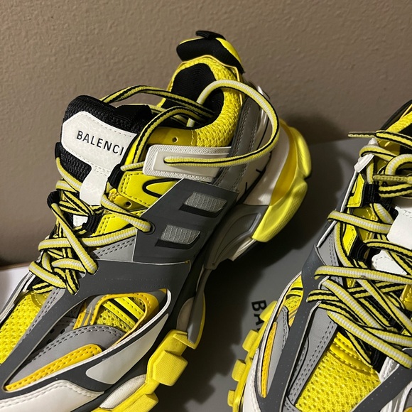 Cute and sporty worn once size 37 does not have box only bag and extra laces - Picture 1 of 7